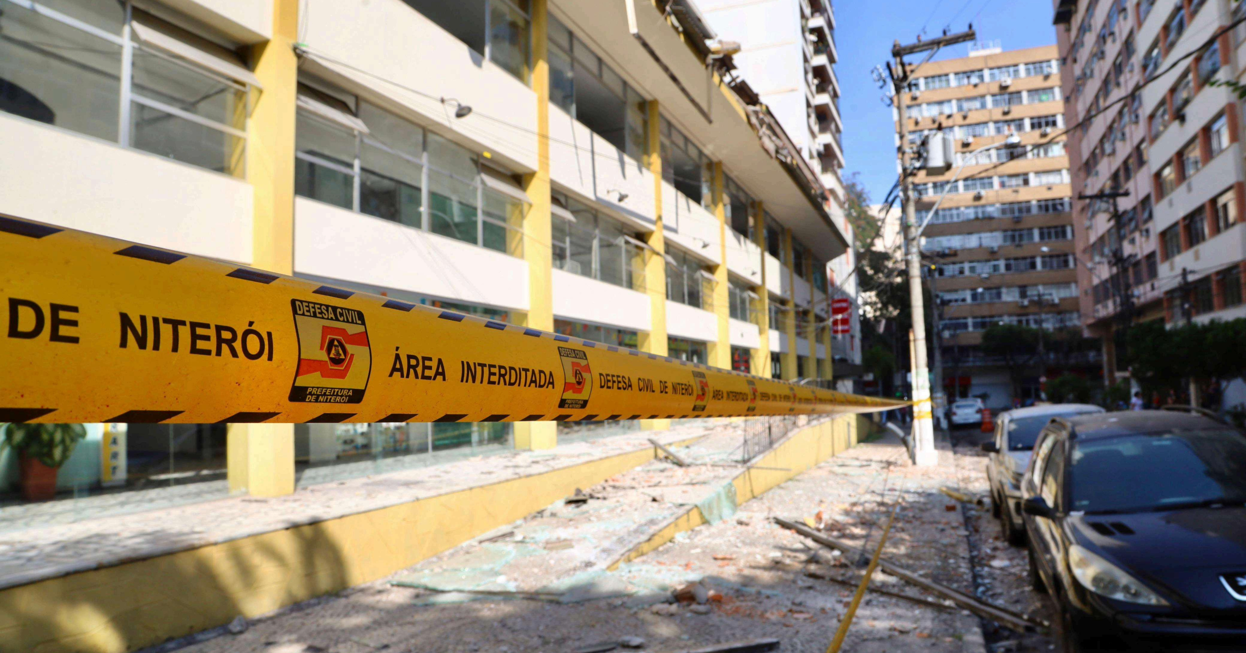 Fachada de shopping desaba na Zona Sul de Niterói