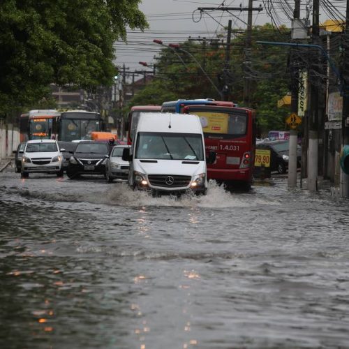 Chuvas intensas causam pontos de alagamento e acidentes em Niterói e região