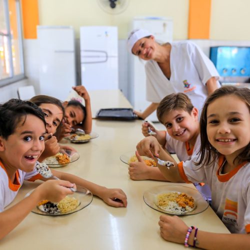 Niterói proíbe ultraprocessados em escolas públicas e privadas