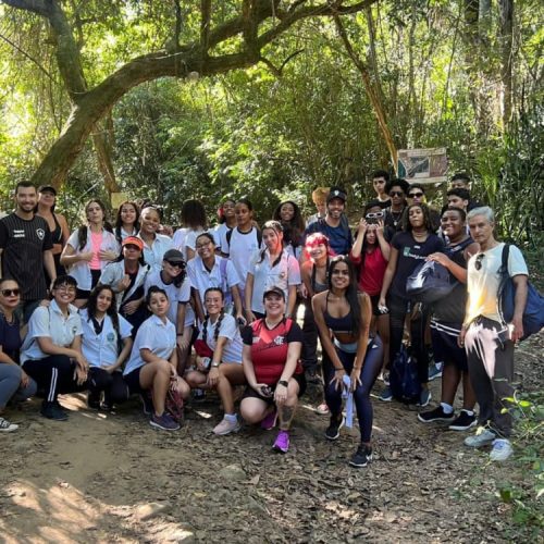 Alunos de escolas públicas exploram a natureza em trilha ecológica de Niterói